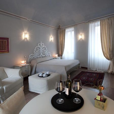 Vinoteca La Sacrestia Bed & Breakfast Alba  Room photo